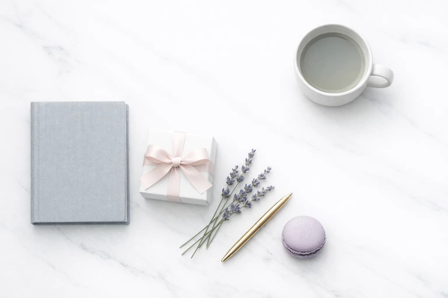 Carnet, cadeau emballé et tasse de café sur une table en bois — créer sa liste d'envies