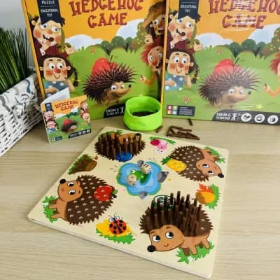 Настільна гра ВЕСЕЛИЙ ЇЖАЧОК, ігрове поле з їжачками, фетровий кошик для голок, дерев'яні голочки, кубики, в коробці