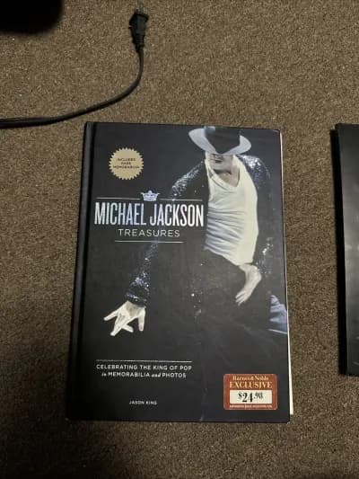 The Michael Jackson Treasures: Celebrating the King o... by King, Jason Hardback