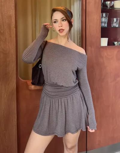 Vestido mini de manga comprida com faixa